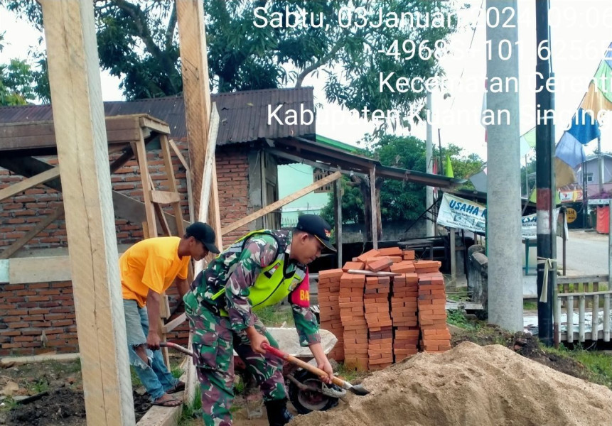 Bangun Keakraban Babinsa Koramil 06/Cerenti Kodim 0302/Inhu  membantu Warga Kerja Bakti Membangun Rumah