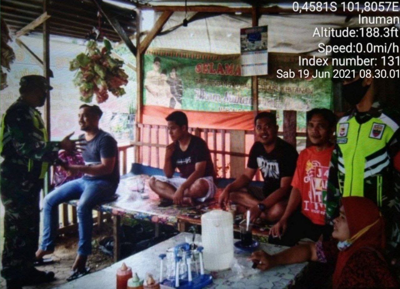 Babinsa Edukasi Warga Secara Terus Menerus Tentang Disiplin Prokes Covid-19 di Desa Pasar Inuman