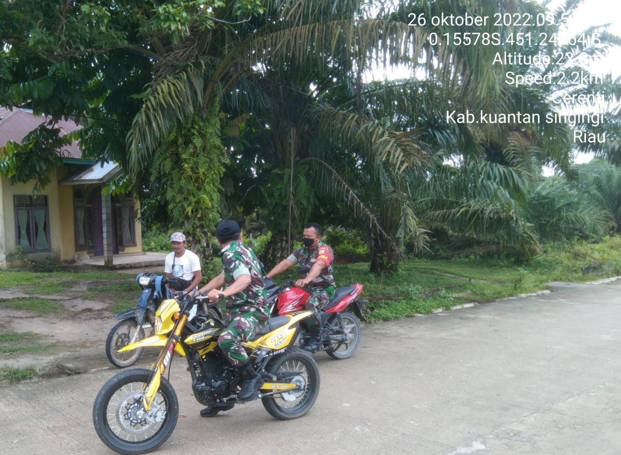 aTingkatkan Pengawasan Karlahut, di Desa Koto Cerenti Babinsa Koramil 06/ Cerenti Dim 0302/ Inhu Laksanakan Patroli  dan Sosialisasi Kepada Masyarakat