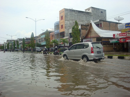 Hujan Deras, Sejumlah Ruas Jalan Utama di Dumai Banjir