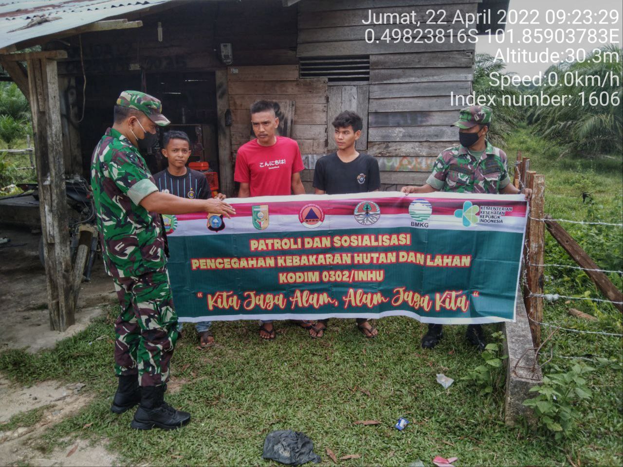 Babinsa Koramil 06/Cerenti Kodim 0302/ Inhu Laksanakan Sosialisasi Sebagai Upaya Untuk Mencegah Kebakaran Hutan Dan Lahan di Bedeng Sikuran Kecamatan Inuman