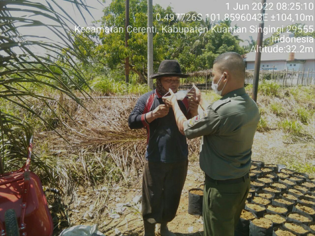 Babinsa Koramil 06/Cerenti Kodim 0302/Inhu Bagikan Masker Gratis, Upaya Memberikan Kesadaran Kepada Warga di Desa Sikakak