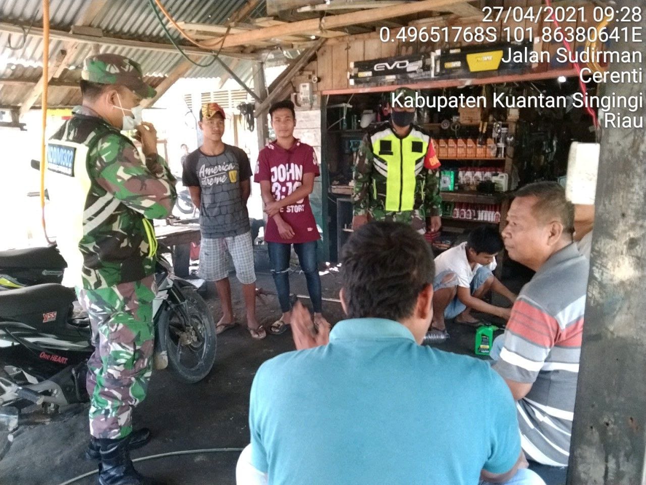 Tingkatkan Kesadaran Masyarakat, Babinsa Koramil 06/ Cerenti Kodim 0320/ Inhu Himbau Warga Dan Masyarakat Akan Pentingnya Penegakkan Protokol Kesehatan