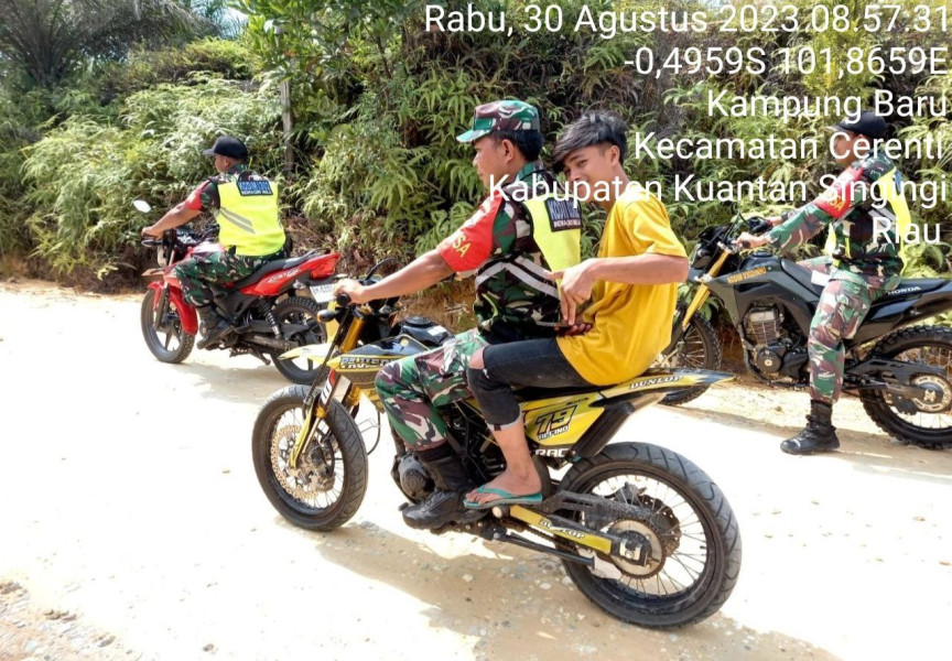 Kopda Mohamad Soleh dn Sert Firman Babinsa Koramil 06/Cerenti Kodim 0302/Cerenti Untuk Cegah Kebakaran Hutan Dan Lahan di Kecamatan Cerenti Kabupaten Kuansing