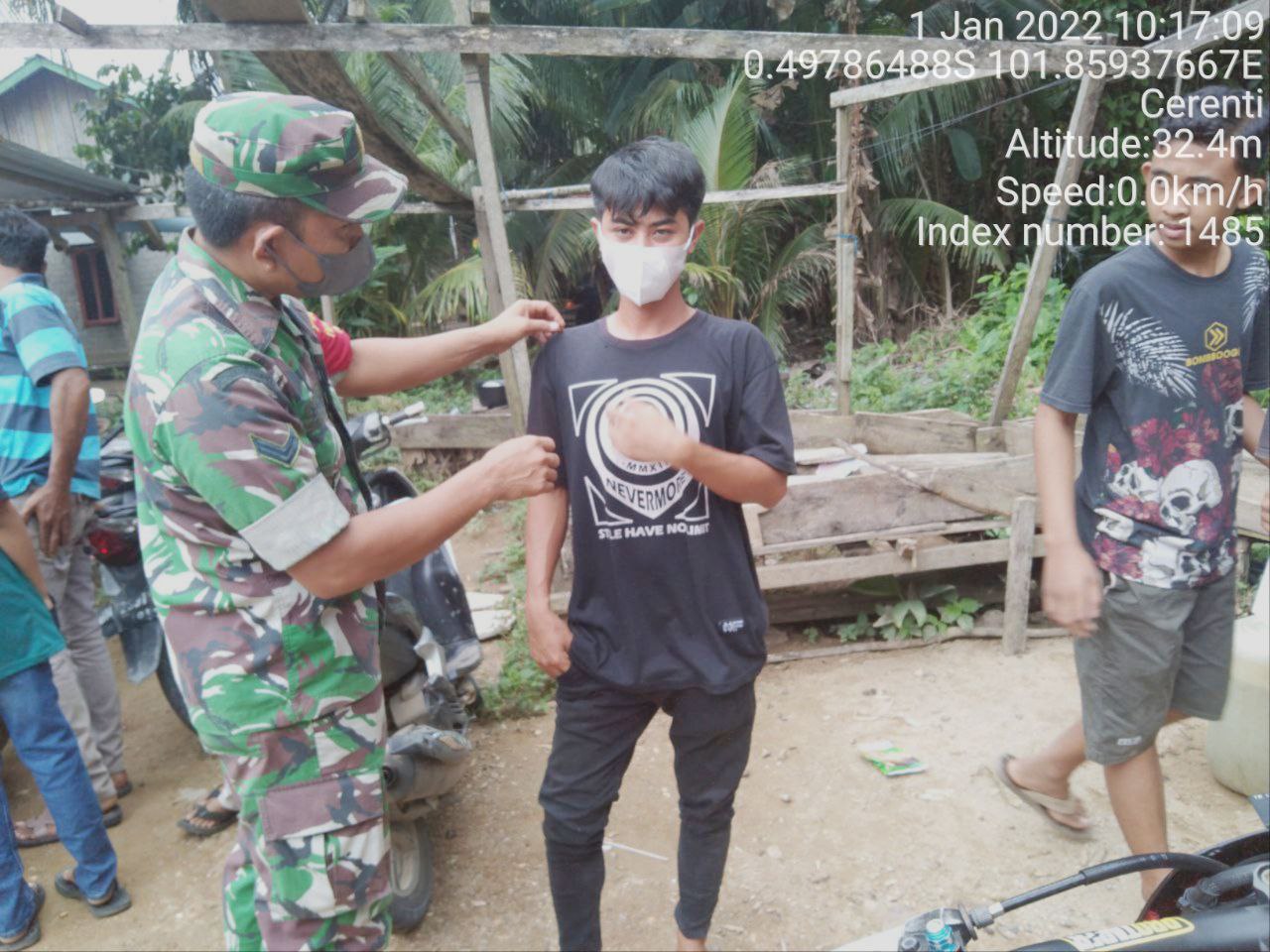 Babinsa Koramil 06/Cerenti  Kodim 0302/Inhu  Bagikan Masker  Warga Kecamatan Cerenti Kabupaten Kuantan Singingi