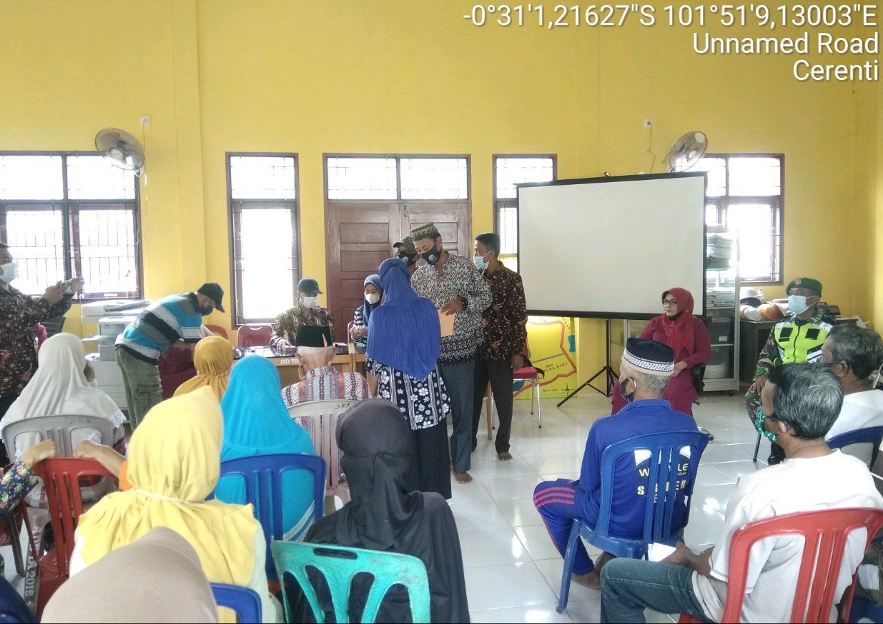 Ciptakan Rasa Aman, Babinsa Koramil 06/Cerenti Kodim 0302 Inhu Hadiri Pembagian BLT-DD