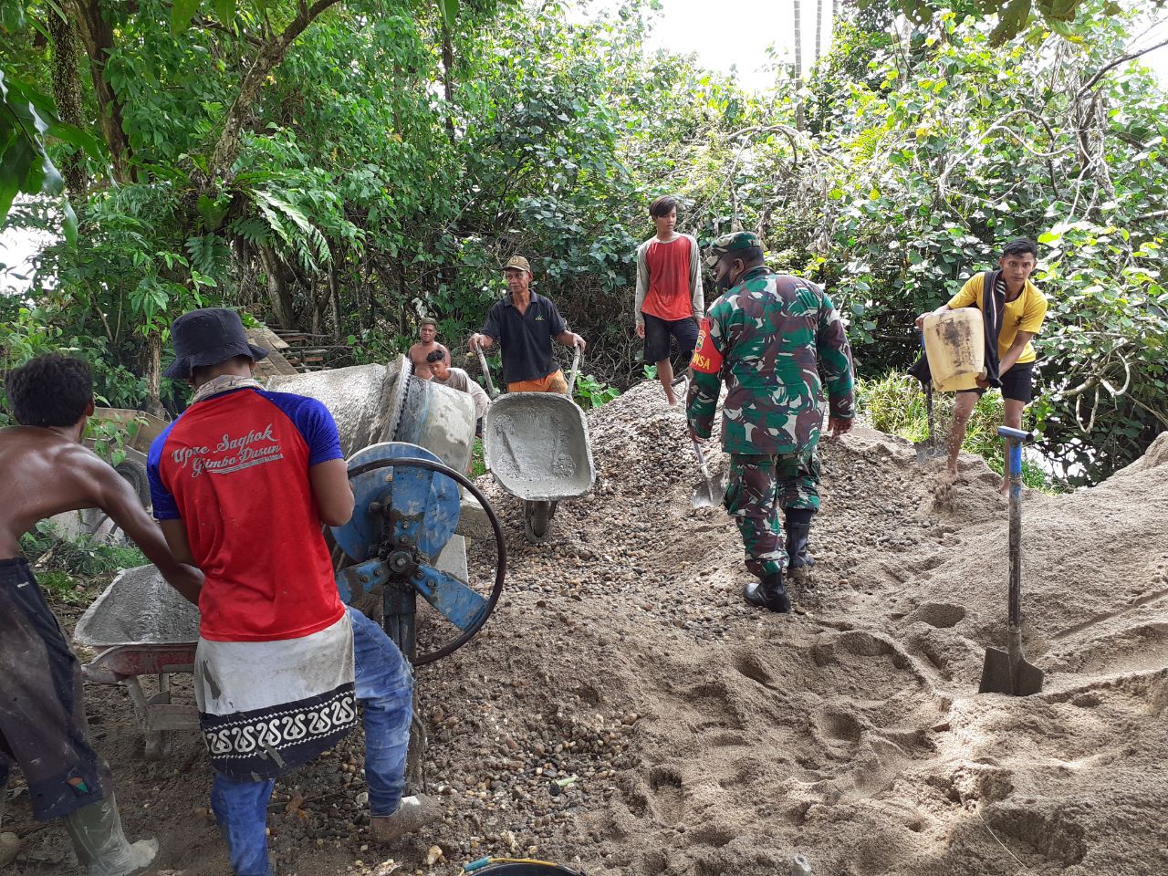 Babinsa Koramil 07/Kuantan Hilir Dim 0302/Inhu Ikut Bergotong Royong Bersama Masyarakat Binaannya