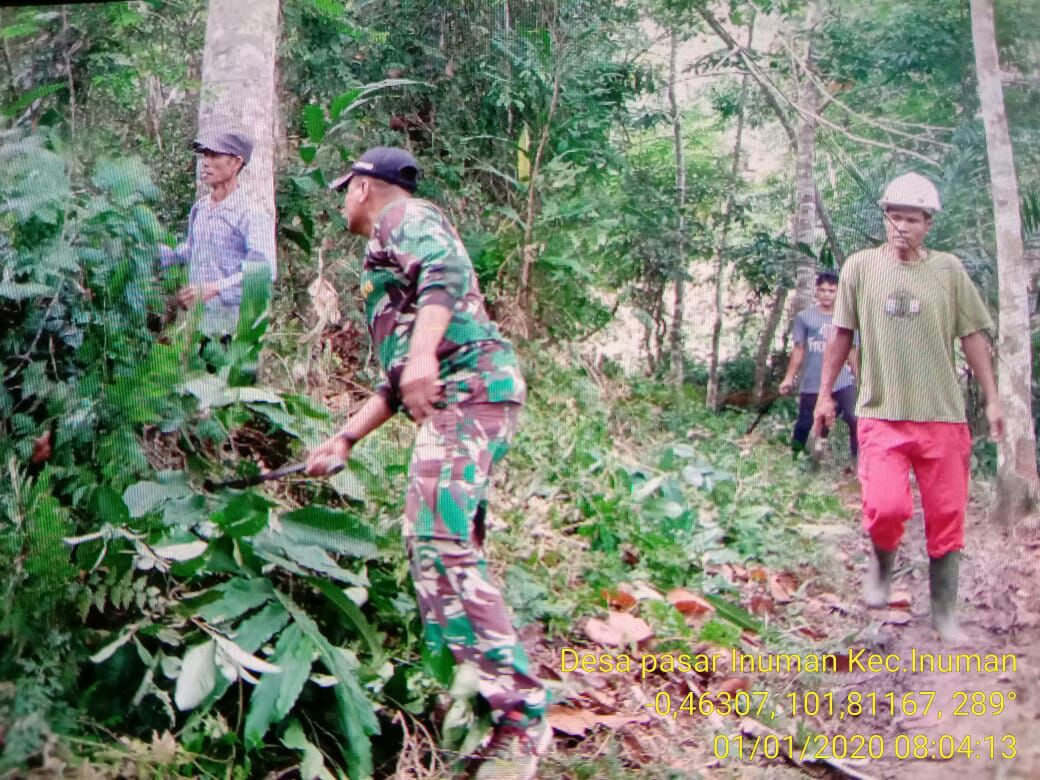 Babinsa Koramil 06/Cerenti Dim 0302/Inhu Sertu Heriyus Saputera Melaksanakan Gotong Royong Bersama Masyarakat Binaan.