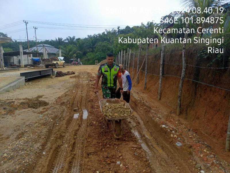 Pratu Chumaidi Koramil 06/Cerenti Kodim 0302/Inhu Membantu Meringankan Pekerjaan Warga Desa Pesikaian Kecamatan Cerenti Kabupaten Kuansing Riau 