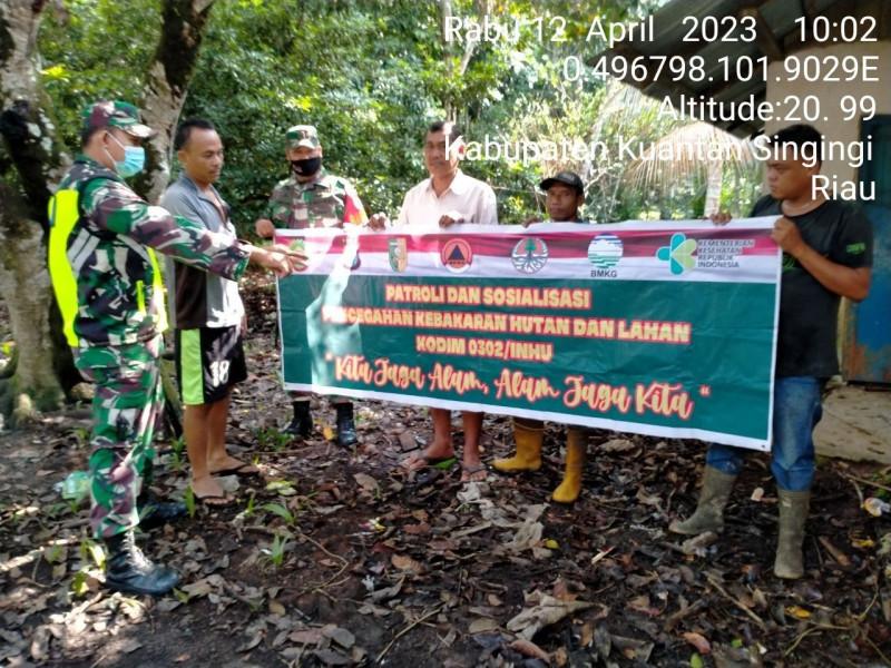 Babinsa Koramil 06/Cerenti Kodim 0302/Inhu Laksanakan Patroli Untuk Cegah Kebakaran Hutan Dan Lahan Kecamatan Cerenti Kabupaten Kuansing