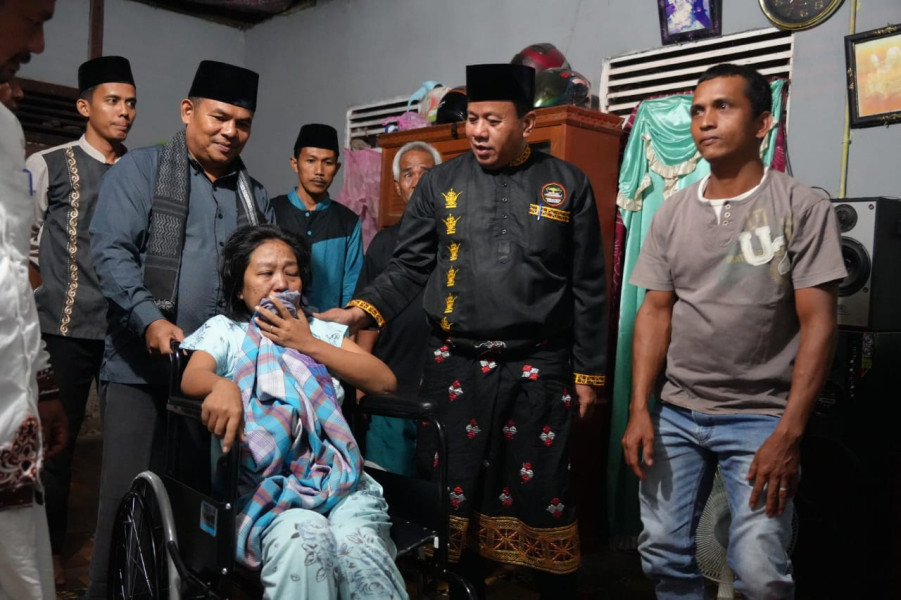 Tangis Tuti Pecah  Plt Bupati Berikan Bantuan Kursi Roda