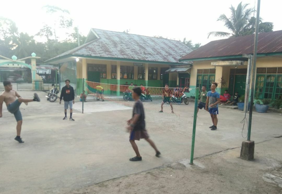 Babinsa Koramil Cerenti Berolahraga Bersama Pemuda Kelurahan Koto Peraku.