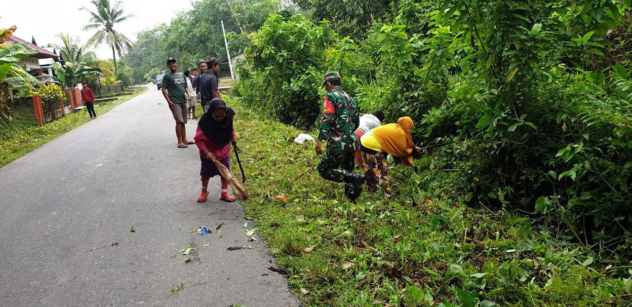Serda Epy Suanto Babinsa Koramil 07/Kuantan Hilir Dim 0302/Inhu Gotong Royong Pinggiran Jalan Desa Pulau Baru