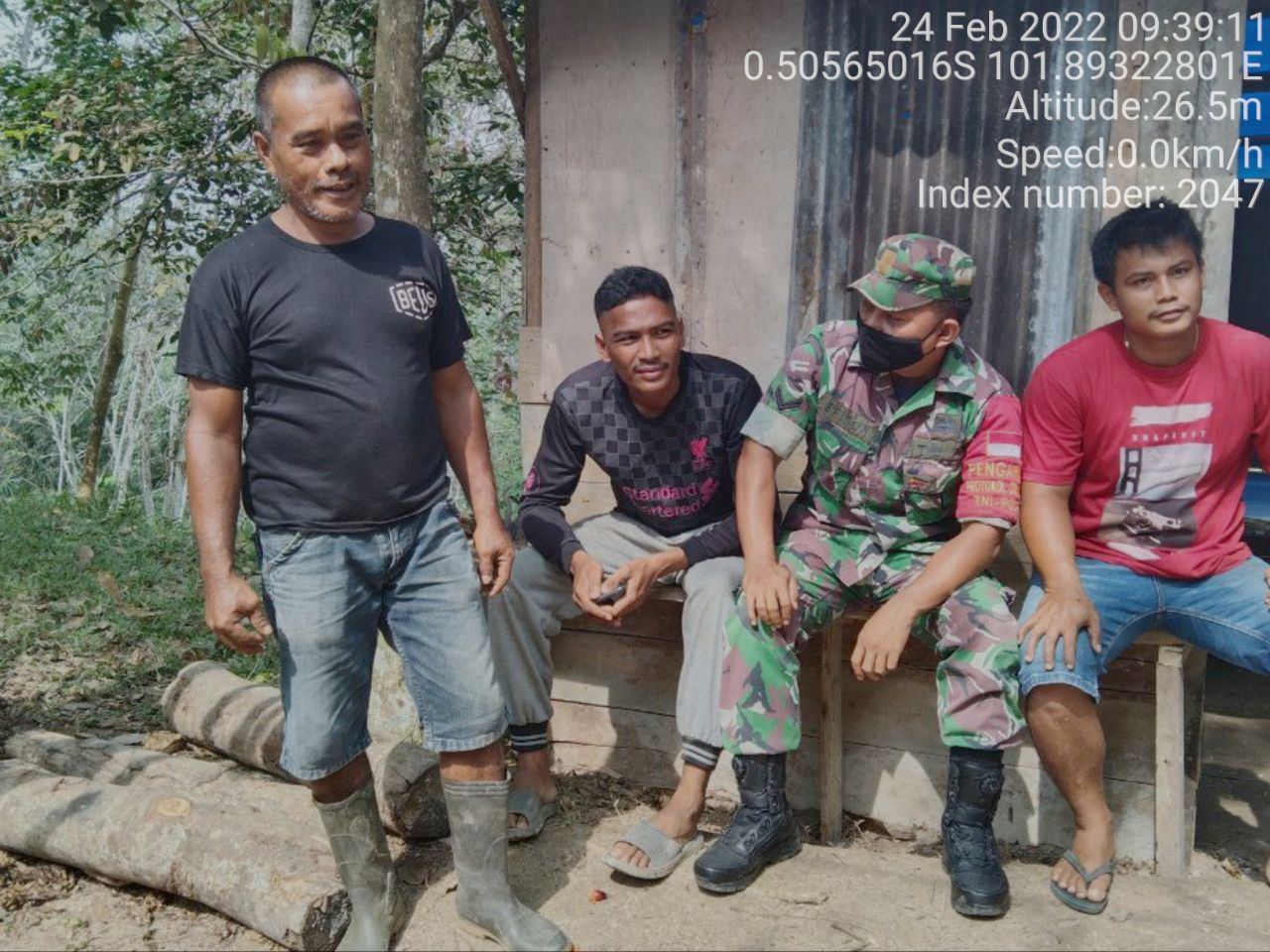 Sertu Efison Babinsa Koramil 06/Cerenti  Kodim 0302/Inhu Komsos Dengan Warga Desa Koto Inuman Kecamatan Inuman Kabupaten Kuantan Singingi