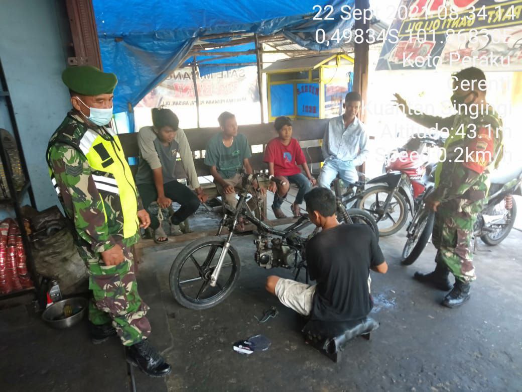 Serka M. Amin Babinsa Koramil 06/Cerenti Kodim 0302/Inhu Himbau Warga Patuhi Prokes di Wilayah Teritorialnya