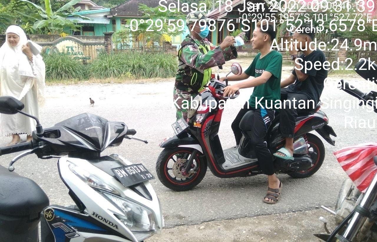 Babinsa Koramil 06/ Cerenti Dim 0302/Inhu Bagikan Masker Gratis Kepada Warga Upaya Memutus Penularan Covid-19 di Desa Seberang Pulau Busuk Kecamatan Inuman Kabupaten Kuansing