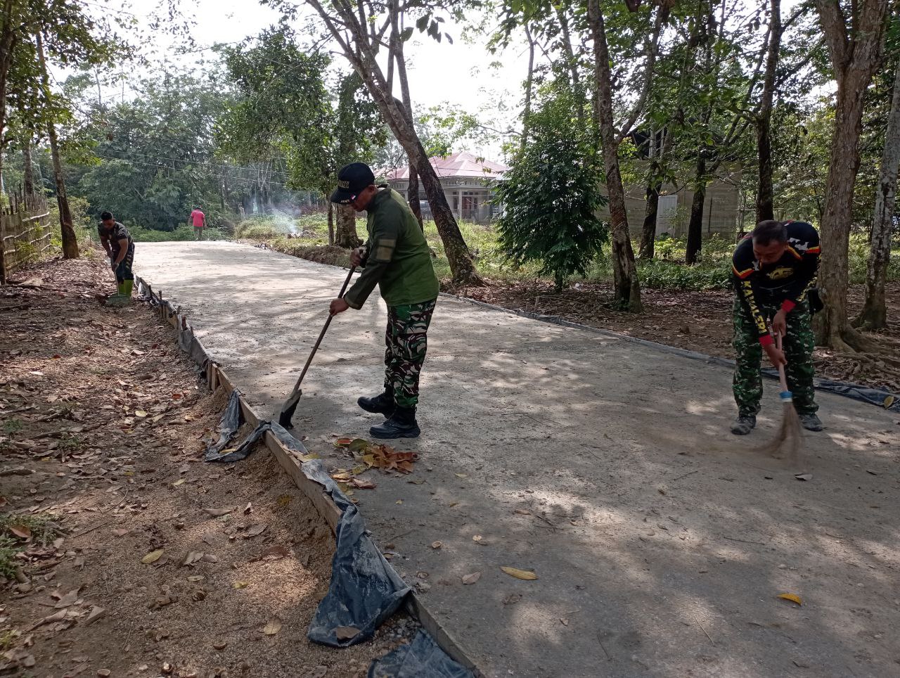 Satgas TMMD Ke-114 Kodim 0302/Inhu Dan Babinsa Koramil 06/Cerenti dan Koramil Jajaran Kabupaten Kuansing Kodim 0302/Inhu, Bersama Warga Bersihkan Lumpur Dari Jalan