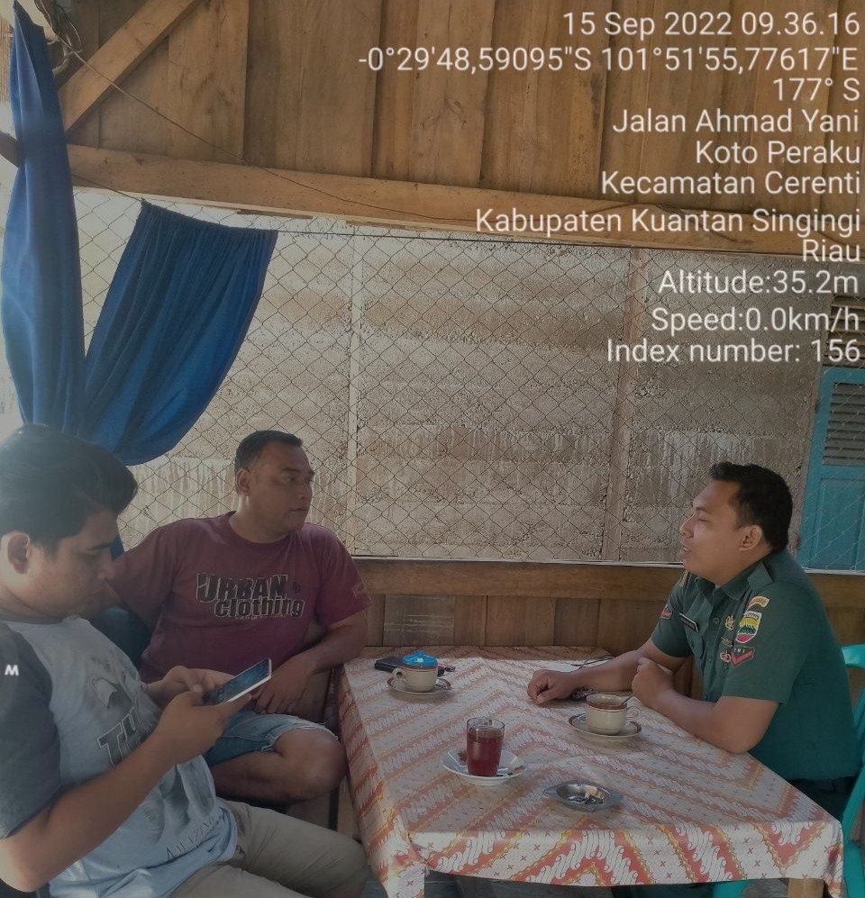 Babinsa Koramil 06/Cerenti Kodim 0302/Inhu Komsos Dengan Warga Binaan Memberikan Pengertian Tentang Pentingnya Menjaga Protokol Kesehatan di Kelurahan Koto Peraku Kecamatan Cerenti