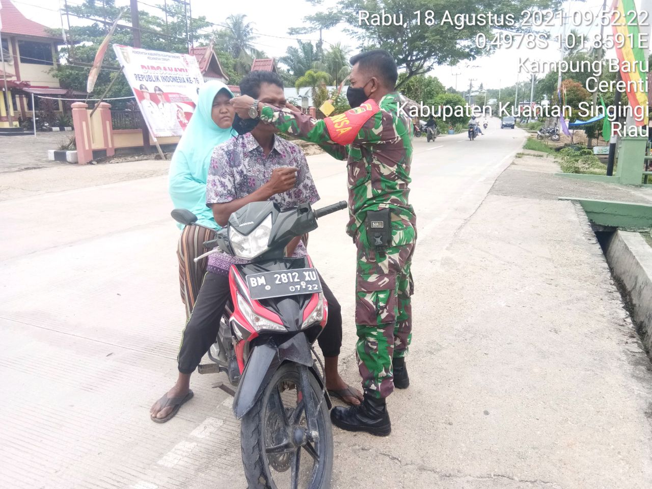 Aksi Babinsa Koramil 06/Cerenti Kodim 0302/Inhu Di Jalan Raya Dengan Hadang Pengendara Sepeda Motor