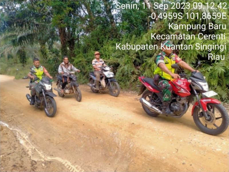 Bersama Warga Binaan, Sertu Firman Dan Kopda Mohamad Soleh Babinsa Koramil 06/Cerenti Kodim 0302/Inhu Laksanakan Patroli Dan Sosialisasi Untuk Cegah Kebakaran Hutan Dan Lahan