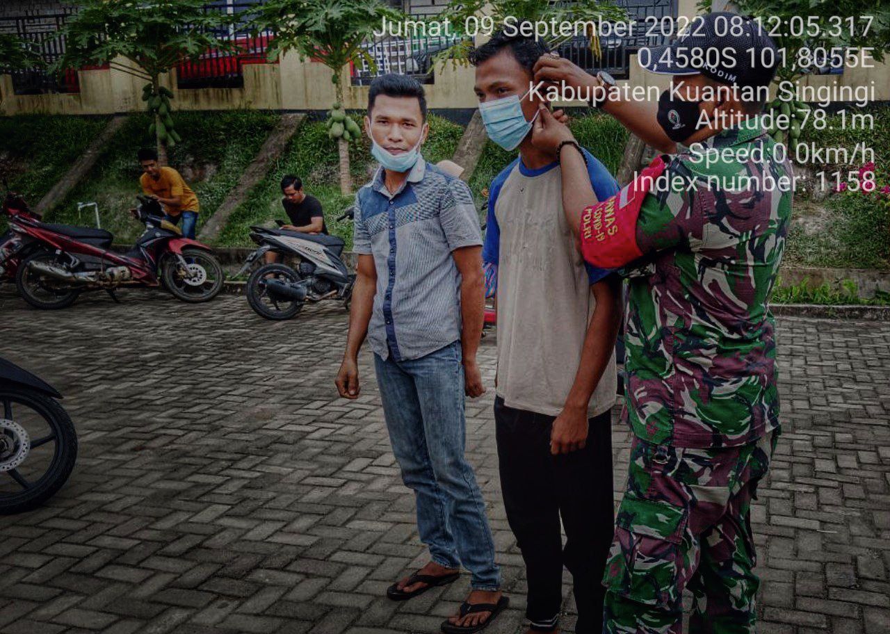 Babinsa Koramil 06/ Cerenti Kodim 0302/ Inhu Membagikan Masker Untuk Masyarakat di Desa Seberang Pulau Busuk Kecamatan Inuman Kabupaten Kuansing