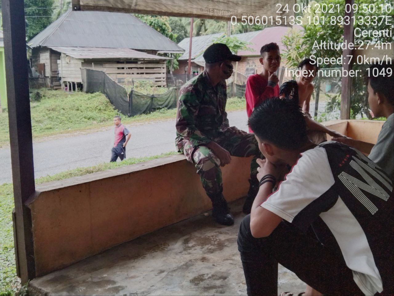 Anggota Koramil 06/Cerenti Dim 0302/Inhu Komsos Dengan Warga Desa Pulau Panjang Cerenti