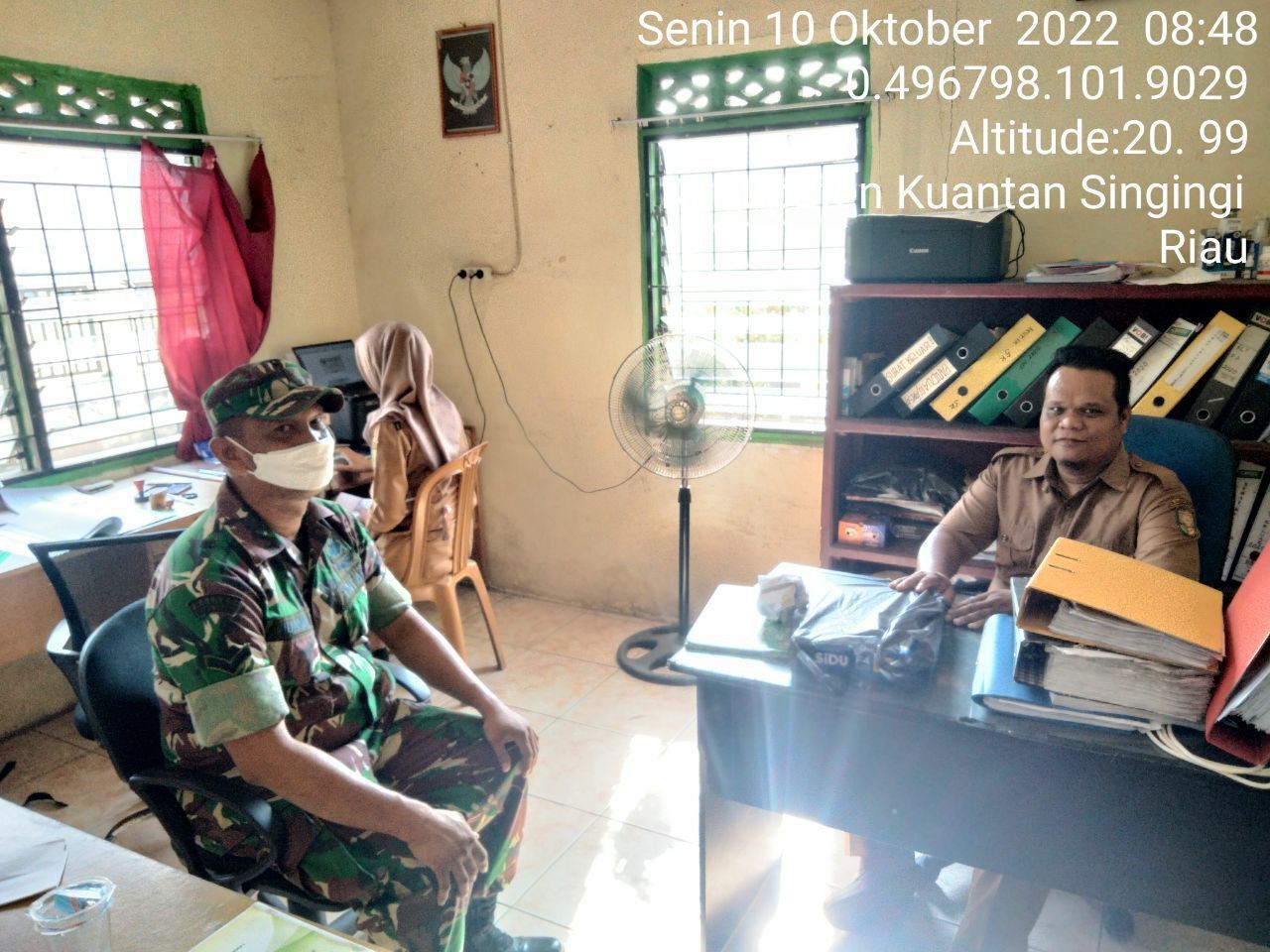 Babinsa Koramil 06/Cerenti Kodim 0302/Inhu Melaksanakan Komsos Dengan Perangkat Desa Tanjung Medan