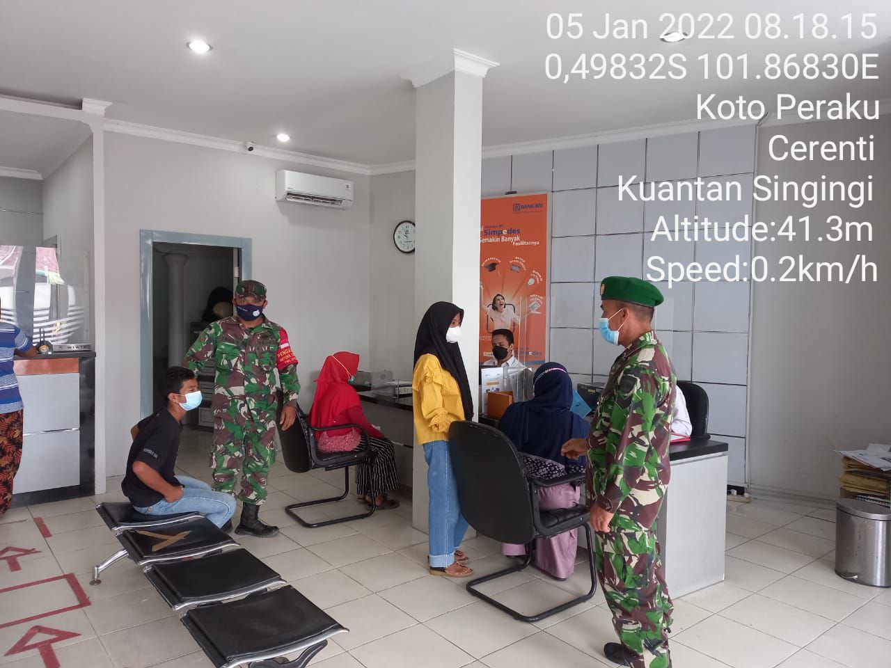 Babinsa Koramil 06/Cerenti Kodim 0302/Inhu Sambangi Warga Himbau Warga Untuk Pakai Masker Serta Patuhi Prokes Covid-19 di BRI Unit Cerenti