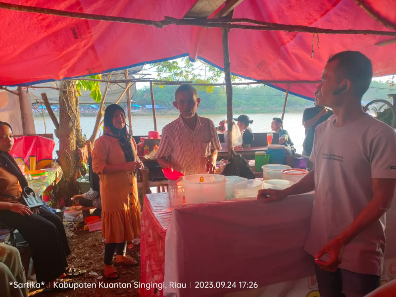 Selama Pacu Jalur Di Inuman  Penjual Martabak dan Es Tebak R