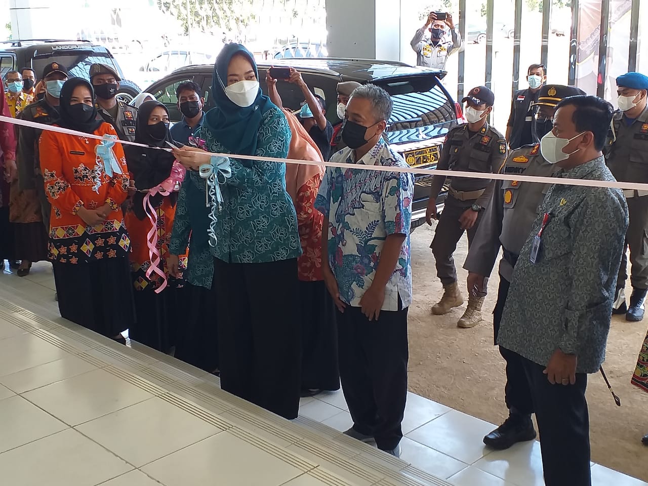 Mampu Menampung 40 Pasien Covid-19  Wella Andi Putra Gunting Pita 