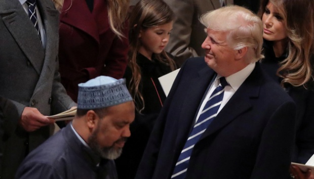 Imam Mohamed Magid Bacakan Ayat Quran di Muka Trump, Begini Reaksi Muslim AS