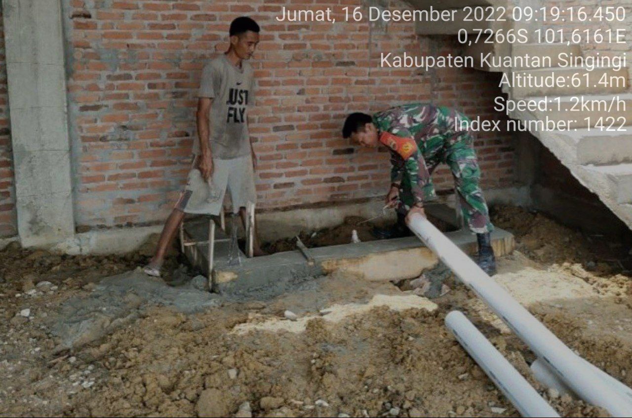 Wajib di Contoh Babinsa Koramil 06/Cerenti Kodim 0302/Inhu Gotong Royong Bersama Warga