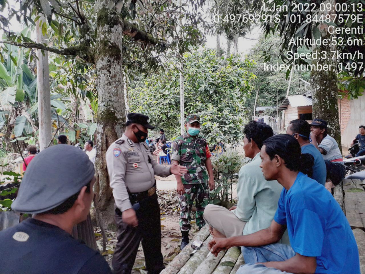 Babinsa Koramil 06/Cerenti Dim 0302/Inhu Komsos Dengan Warga Desa Pulau Bayur Kecamatan Cerenti