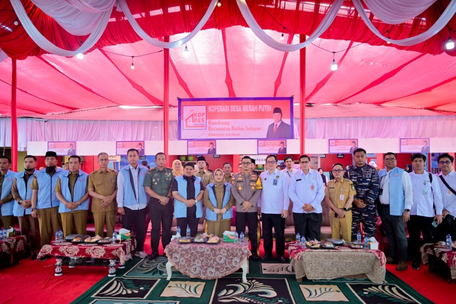 Bupati Kasmarni Ikuti Peresmian Koperasi Merah Putih di Desa Bumbung Bathin Solapan