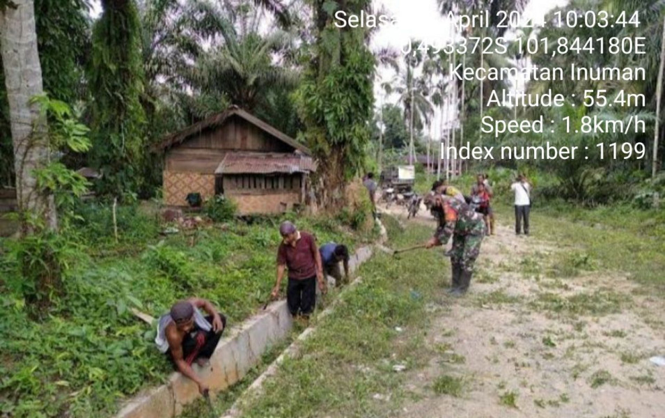 Di Desa Bedeng Sikuran Babinsa Koramil 06/Cerenti Kodim 0302/Inhu Dan Warga Gotong Royong