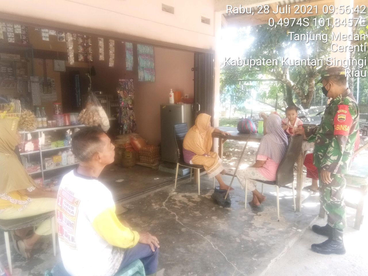 Untuk Peringatan Cegah Covid -19, Komsos Salah Satu Cara Babinsa Koramil 06/Cerenti Kodim 0302/Inhu Berikan Himbauan Pada Warganya