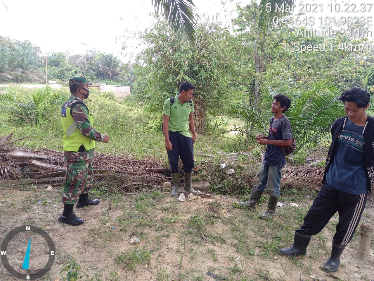 Babinsa Koramil 06/Cerenti Dim 0302/Inhu Terus Pantau Dan Menghimbau Kepada Masyarakat Agar Tidak Membakar Lahan