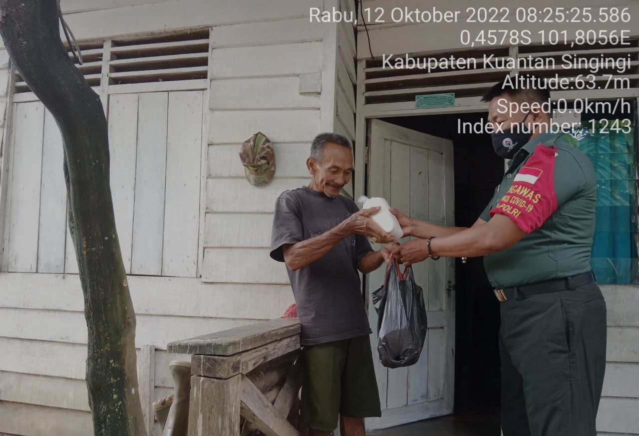 Babinsa Koramil 06/Cerenti Kodim 0302/Inhu Memberi Bantuan Kepada  Masyarakat Desa Lebuh Lurus 