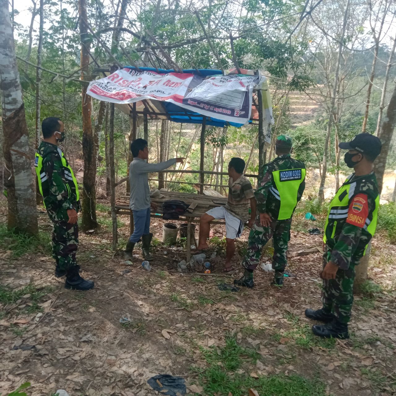 Cegah Karhutla, Serka Junaidi Anggota Koramil 07/Kuantan Hilir Dim 0302/Inhu Patroli Karhutla