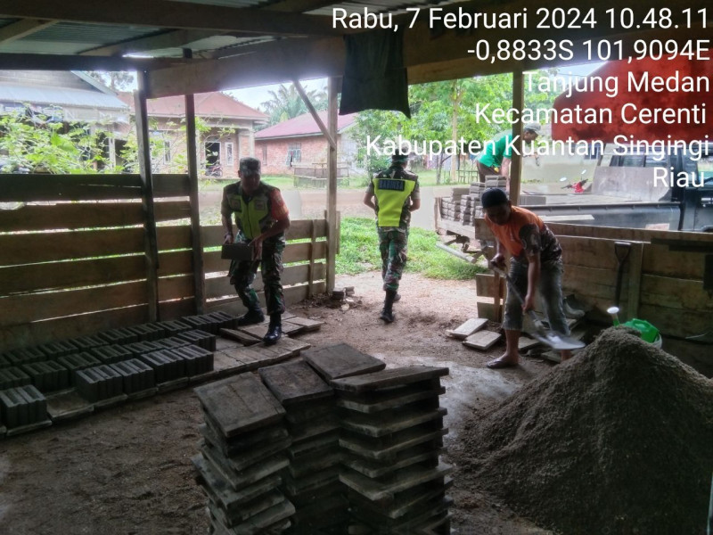 Bangun Keakraban Babinsa Koramil 06/Cerenti Kodim 0302/Inhu, di Desa Tanjung Medan Kecamatan Cerenti Bantu Warga Membuat Batako