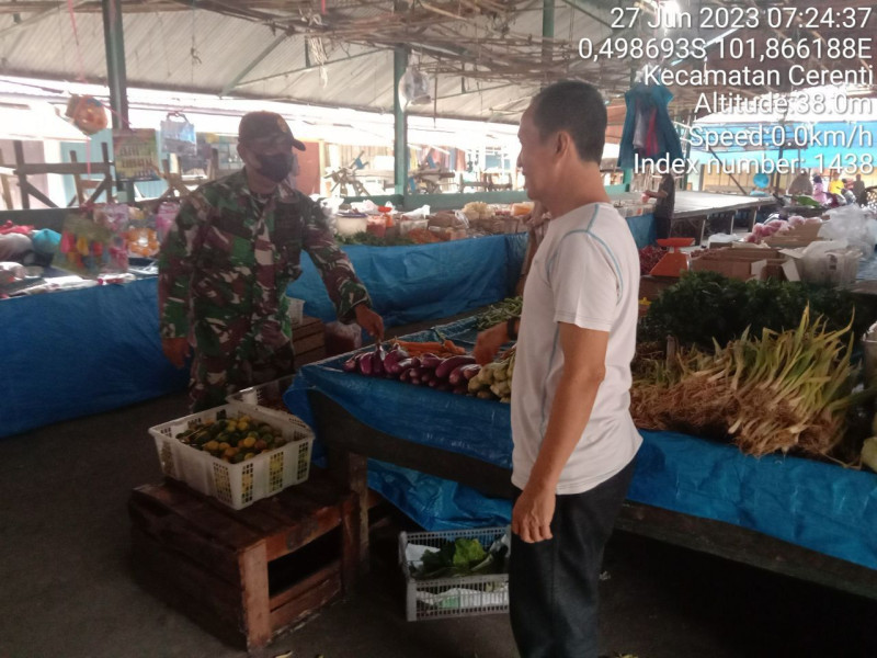 Babinsa Koramil 06/Cerenti Kodim 0302/Inhu Sertu Indra Jalil Cek Harga Sembako Di Pasar Kecamatan Cerenti