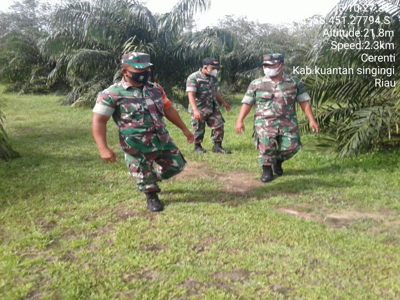 Tingkatkan Pengawasan Karlahut Babinsa Koramil 06/Cerenti Kodim 0302/Inhu,Serda Dumen Siregar Bersama Anggota Lainnya Melaksanakan Patroli Dan Sosialisasi Kepada Masyarakat