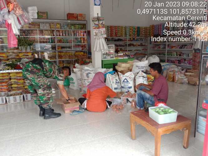 Serda SP Nasution Babinsa Koramil 06/Cerenti Kodim 0302/Inhu Cek Harga Sembako Diwarung