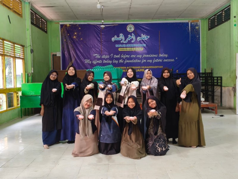 Mahasiswa KKN 155 UMRI Bimbing Santriwati Ponpes Muhammadiyah Nawawi Djamil Produksi Mochi Ubi untuk Peluang Usaha