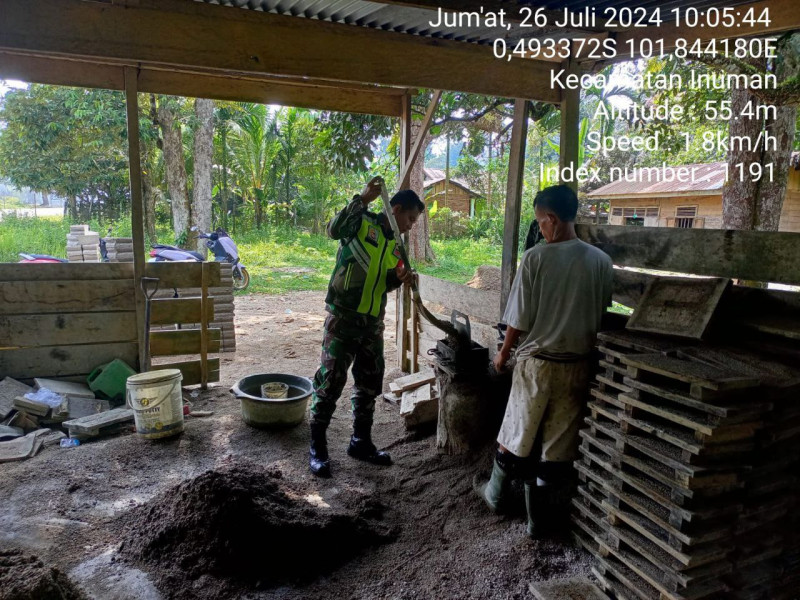 Babinsa Koramil 06/Cerenti Kodim 0302/Inhu Membuat Batako Bersama Warga Desa Bedeng Sikuran 