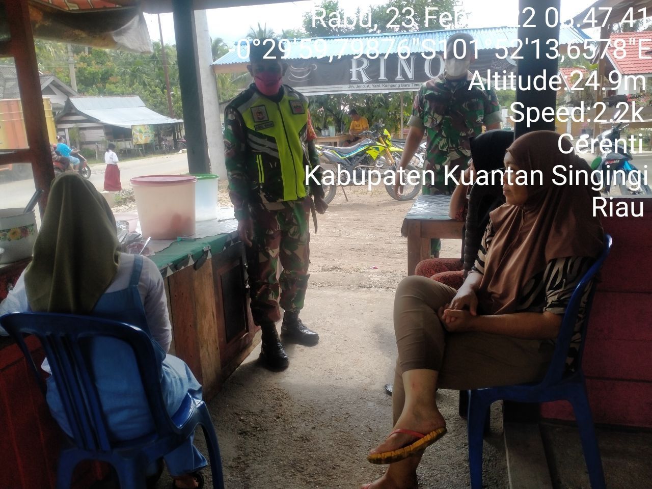 Babinsa Koramil 06/Cerenti Dim 0302/Inhu  Berikan Sosialisasi Serta Himbauan Kepada Warga Agar Patuhi Prokes Covid-19 di Kedai Kopi