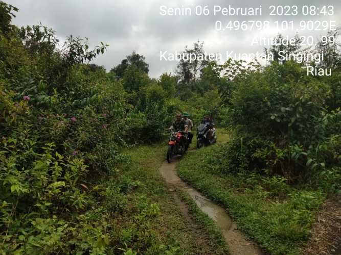 Babinsa Koramil 06/Cerenti Kodim 0302/Inhu Laksanakan Patroli Untuk Cegah Kebakaran Hutan Dan Lahan di Desa Pulau Panjang Cerenti Kecamatan Cerenti Kabupaten Kuansing