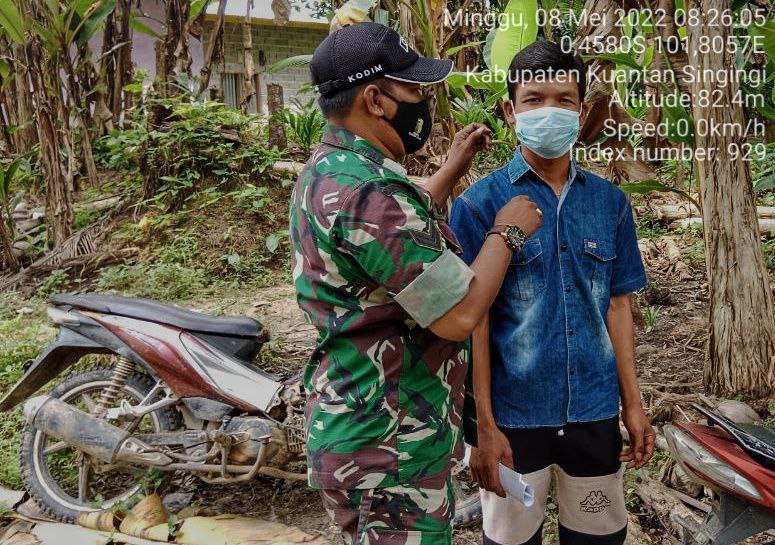 Babinsa Koramil 06/Cerenti  Kodim 0302/Inhu Aktif Tegakkan Disiplin Prokes Covid-19 Dengan Cara Membagikan Masker