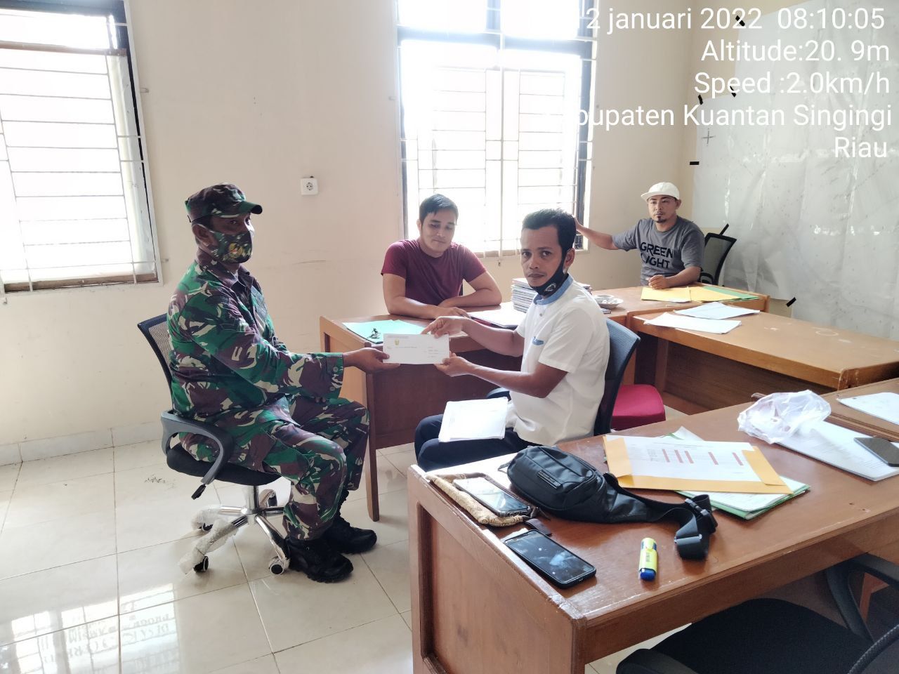 Eratkan Keharmonisan Dengan Warga Binaan, Babinsa Koramil 06/Cerenti  Dim 0302 /Inhu Serda Juanda  Melaksanakan Komsos Dengan Perangkat Desa Koto Cerenti