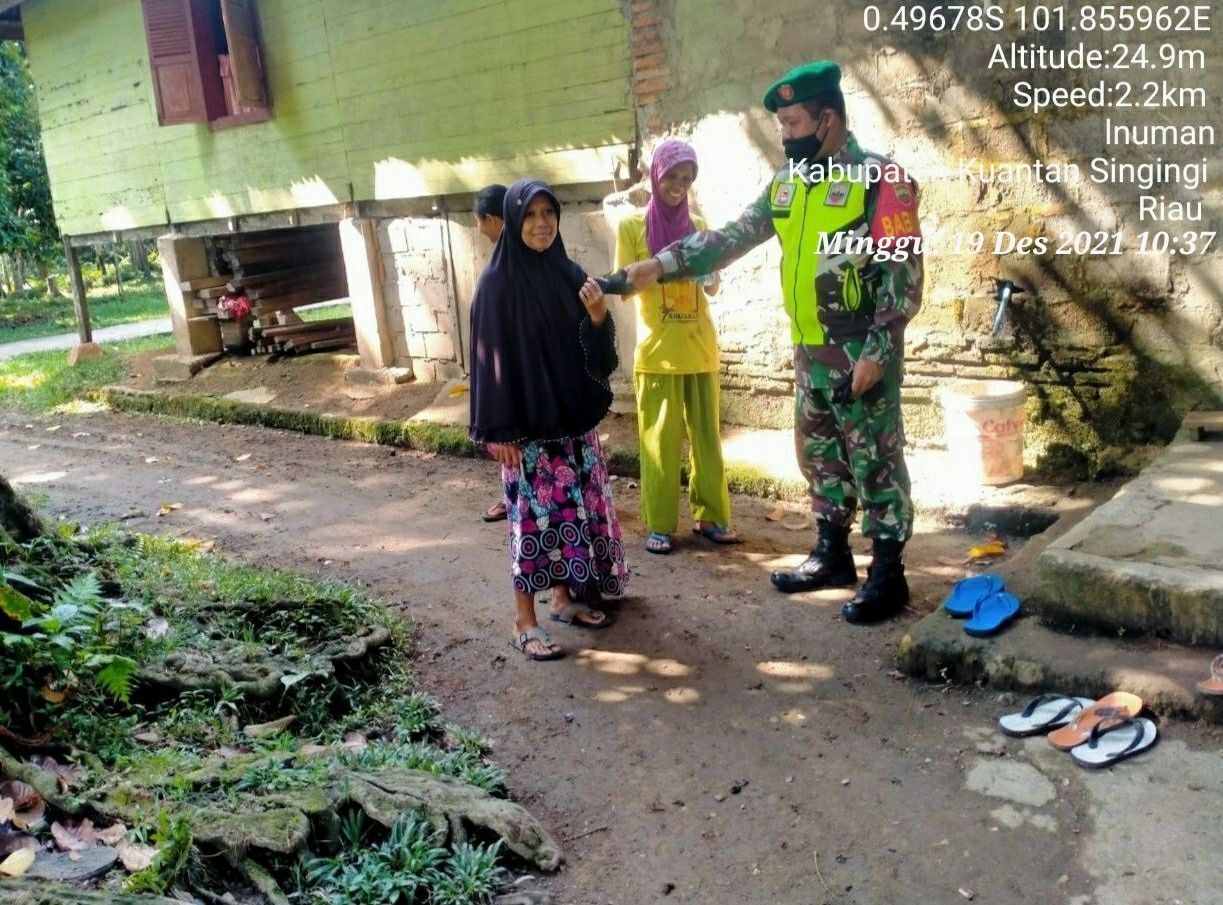 Tegakan Disiplin Protkes Covid-19, Babinsa Koramil 06/ Cerenti Kodim 0302/ Inhu Bagikan Masker Gratis Kepada Masyarakat Binaan Pulau Panjang Hilir